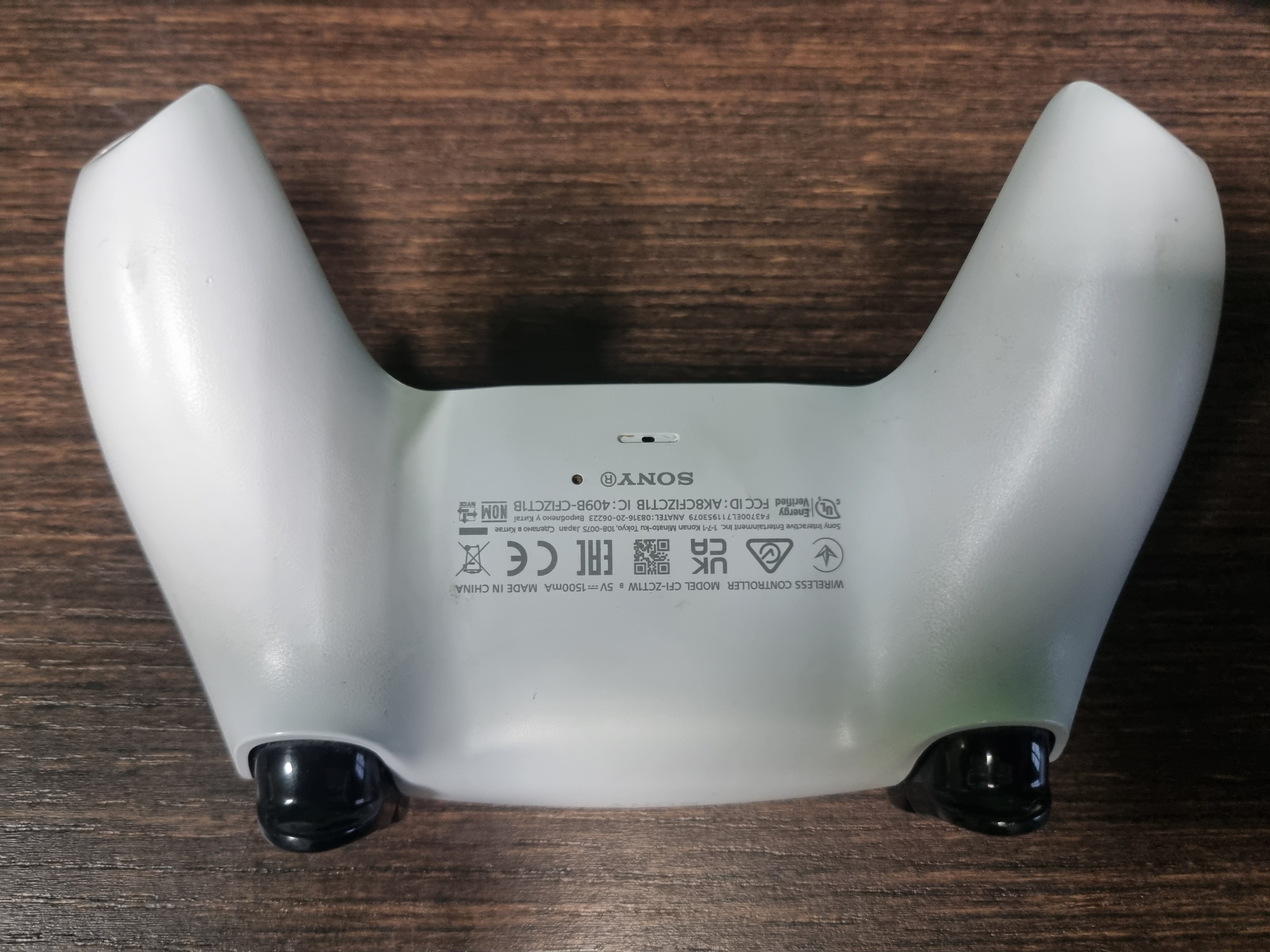 DualSense bezprzewodowy pad do PlayStation 5 (model oznaczany jako CFI‑ZCT1W) — zdjęcie 2